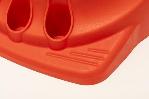 Detailaufnahme des roten Standfußes des MESTO FERROX H2O 10 Wasserbehälters 3585W mit integrierten Halterungen.