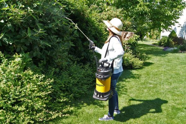 Anwendung des MESTO FERROX 5 Hochdrucksprühgeräts 3565 im Garten zur gezielten Pflanzenbehandlung.
