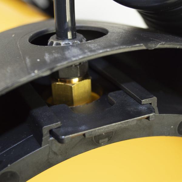 Detailansicht der Sicherheitsverriegelung am MESTO FERROX 5 Hochdrucksprühgerät 3565 für sicheren Betrieb.