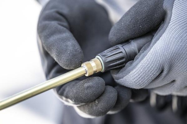 Austausch der Düse am MESTO FERROX PLUS 5 Hochdrucksprühgerät 3565P für flexiblen Einsatz.