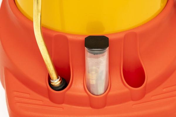 Bestücktes Ersatzteilfach am MESTO FERROX PLUS 10 Hochdrucksprühgerät 3565F