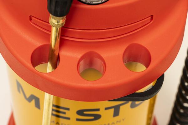 Pumpenhalter für sichere Aufbewahrung am MESTO FERROX PLUS 10 Hochdrucksprühgerät 3565F