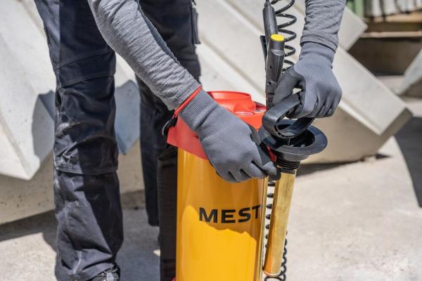 Einsetzen der Pumpeinheit in das MESTO FERROX PLUS 10 Hochdrucksprühgerät auf der Baustelle