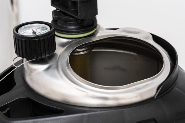 Detailansicht der offenen Einfüllöffnung mit Manometer am MESTO INOX EXTRA 6 Hochdrucksprühgerät 3598P.