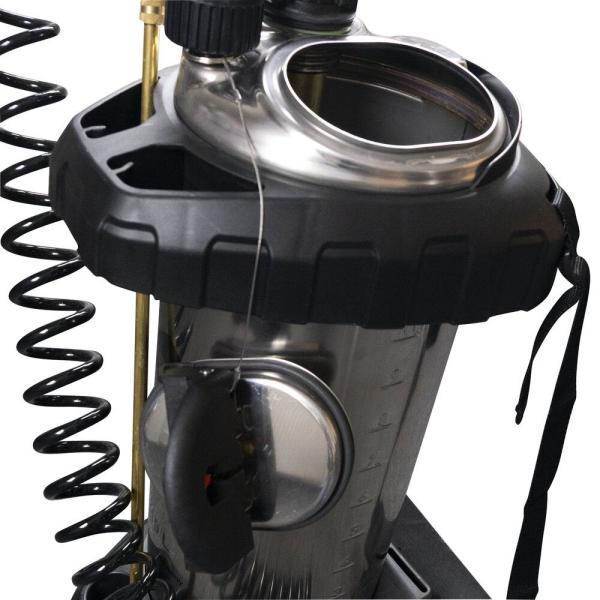 Offene Einfüllöffnung des MESTO INOX EXTRA 6 Hochdrucksprühgeräts 3598P mit schwarzem Schutzrahmen und Spiralschlauch für komfortables Befüllen.