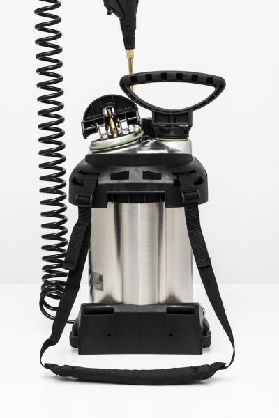 Rückansicht des MESTO INOX EXTRA 6 Hochdrucksprühgeräts 3598P mit gepolstertem Trageriemen, Spiralschlauch und geöffnetem Deckelbereich.