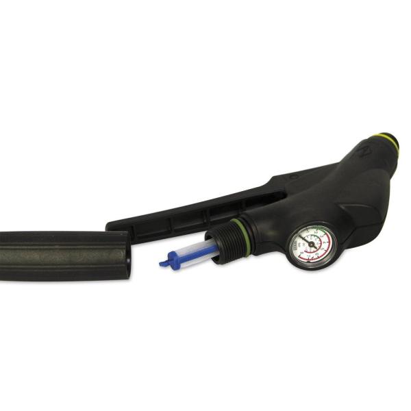 MESTO INOX BM 7.5 3598BM – Detailansicht der Pistole mit integriertem Manometer und austauschbarem Filtereinsatz