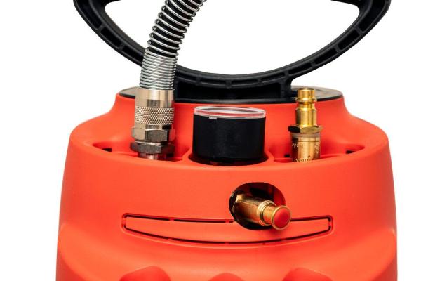 Druckluftanschluss, Manometer und Spiralschlauch-Anschluss am MESTO INOX SUPER EXTREME F10 Hochdrucksprühgerät in Detailansicht