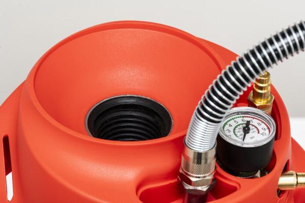 Trichterförmige Einfüllöffnung mit Gewindeverschluss des MESTO INOX SUPER EXTREME F10 Hochdrucksprühgeräts in Nahaufnahme