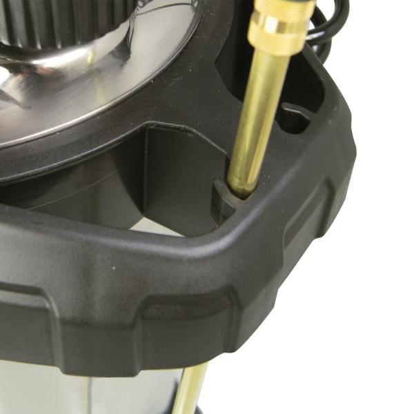 Nahaufnahme des stabilen Tragegriffs mit integriertem Halter für das Spritzohr am MESTO INOX EXTRA 10 Hochdrucksprühgerät 3618P