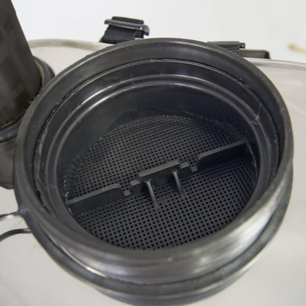 Detailansicht des schwarzen Einfüllsiebs der MESTO STABILUS Rückenspritze 3541G zum Zurückhalten von Schmutzpartikeln.