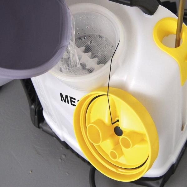 Befüllung der MESTO RS185 PLUS Rückenspritze 3558P durch die große Einfüllöffnung mit gelbem Deckel und integriertem Sieb.